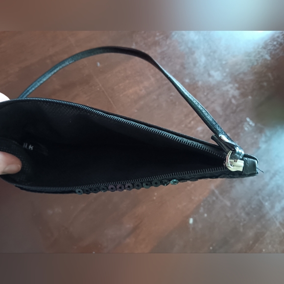 Adorable Wrist Purse - Picture 4 of 5